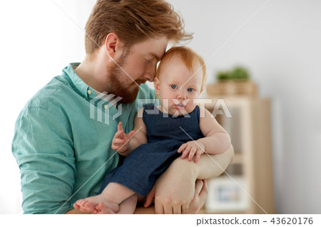 happy father with little baby daughter at home happy father with little baby daughter at home 43620176