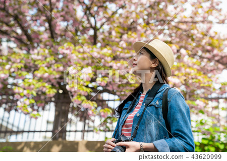 travel woman holding camera and visiting. 43620999