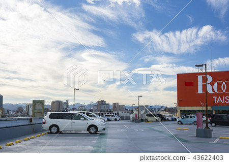 Rooftop parking lot of large supermarket Afternoon shopping Rooftop parking lot of large supermarket Afternoon shopping 43622403