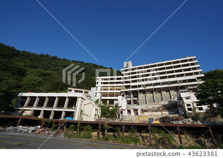 被遺棄的酒店外面的被遺棄的旅館 被遺棄的酒店外面的被遺棄的旅館 43623381