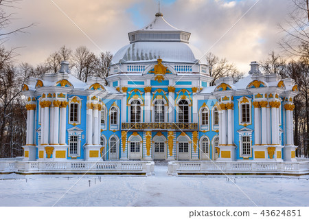 Pavilion Hermitage in Catherine park in winter 43624851