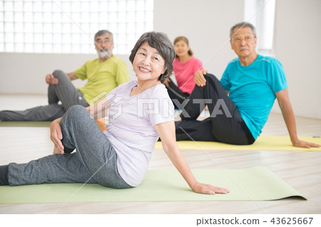 4 healthy Japanese senior men and women playing yoga 43625667