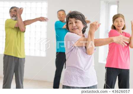 Healthy Japanese seniors 4 men and women doing stretching 43626057