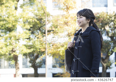 外套的女人 43626747