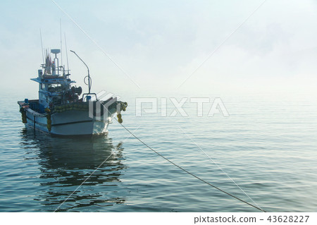 海背景，在霧的漁船 43628227