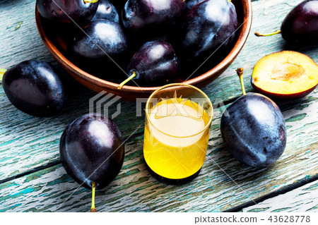 Plum alcoholic beverage 43628778
