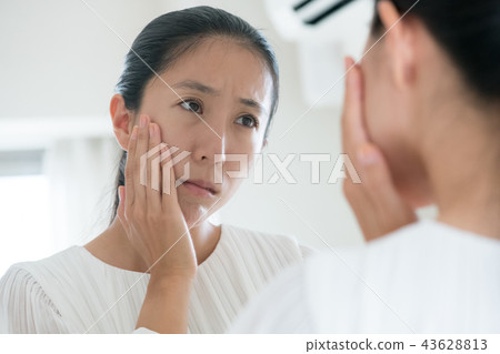 Young Japanese female beauty suffering from skin problems Young Japanese female beauty suffering from skin problems 43628813