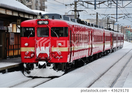 Hakodate Main Line ordinary train (711 series) leaving Inashikoen Station 43629178