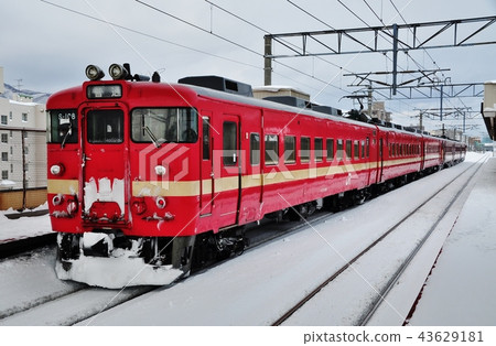 函館本線普通列車(711系列)在Inashikoen站停靠 函館本線普通列車(711系列)在Inashikoen站停靠 43629181