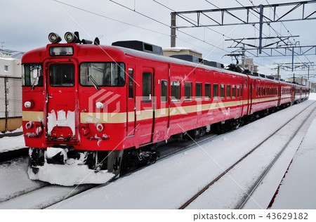 函館本線普通列車(711系列)在Inashikoen站停靠 函館本線普通列車(711系列)在Inashikoen站停靠 43629182
