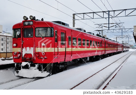 函館本線普通列車(711系列)在Inashikoen站停靠 函館本線普通列車(711系列)在Inashikoen站停靠 43629183