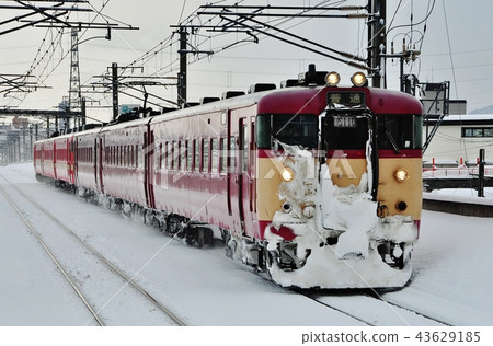 Hakodate Main Line ordinary train (711 series) entering Inashikoen Station Hakodate Main Line ordinary train (711 series) entering Inashikoen Station 43629185