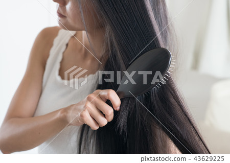 刷長的頭髮的年輕日本婦女 43629225