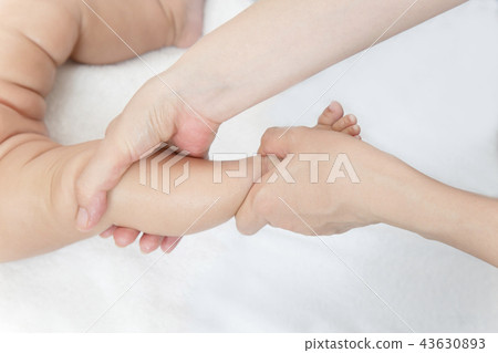 A manual photo that explains how to moisturize a newborn baby after bathing. Apply moisturizer to foot with massage with both hands A manual photo that explains how to moisturize a newborn baby after bathing. Apply moisturizer to foot with massage with both hands 43630893
