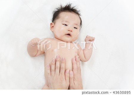 一張手動照片,解釋瞭如何在沐浴後滋潤新生嬰兒。用雙手手掌按摩保濕霜到胃和胸部 一張手動照片,解釋瞭如何在沐浴後滋潤新生嬰兒。用雙手手掌按摩保濕霜到胃和胸部 43630895