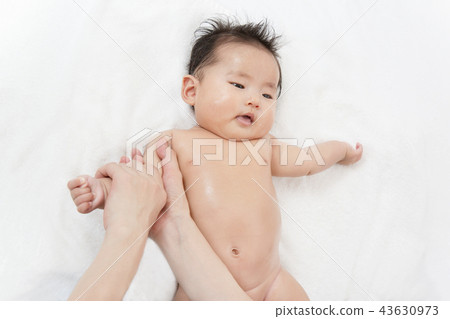 A manual photo that explains how to moisturize a newborn baby after bathing. Apply a moisturizer to your arms while massaging with the palm of your hands 43630973