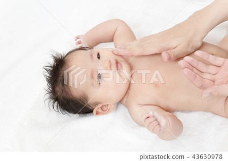 A manual photo that explains how to moisturize a newborn baby after bathing. Apply moisturizer to face with massage with both hands A manual photo that explains how to moisturize a newborn baby after bathing. Apply moisturizer to face with massage with both hands 43630978