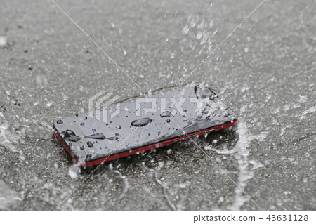 Water immersion smartphone 43631128