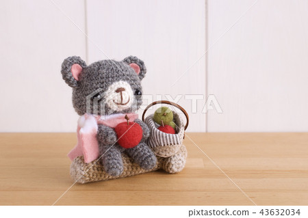 Autumn waiting bear 43632034