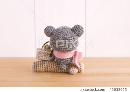 Autumn waiting bear 43632035