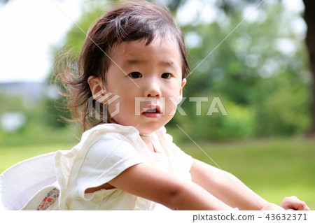 一個2歲的女孩的畫像 一個2歲的女孩的畫像 43632371