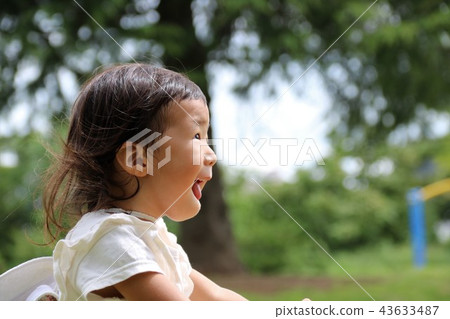 2歲的女孩 2歲的女孩 43633487
