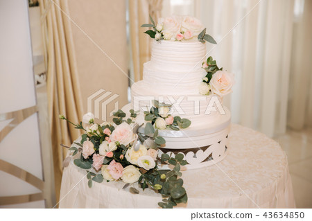 Beautiful wedding cake decorated with flowers Beautiful wedding cake decorated with flowers 43634850