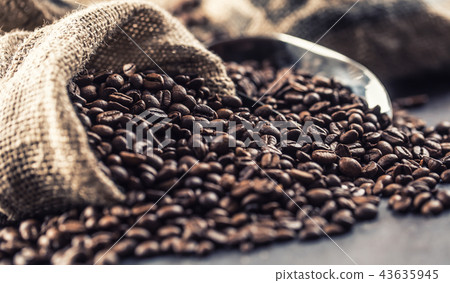 Close-up fresh roasted coffee beans in bag 43635945