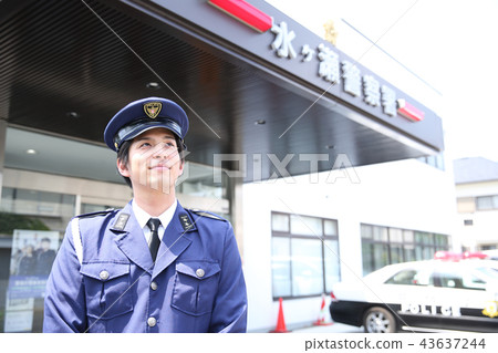 A policeman 43637244