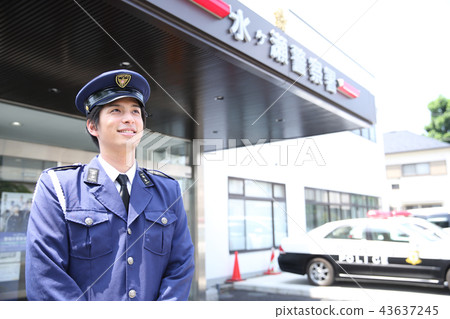 A policeman A policeman 43637245