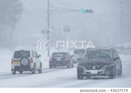 Snow general road traffic image 43637579
