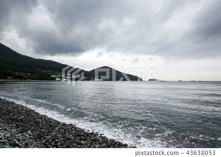 鵝卵石,波浪,學校黑珍珠Mongdol海灘,巨濟市,慶南 鵝卵石,波浪,學校黑珍珠Mongdol海灘,巨濟市,慶南 43638053