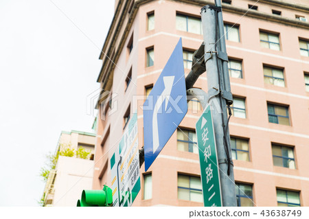 亞洲中國台灣台北街道號誌交通路標行人法律 43638749