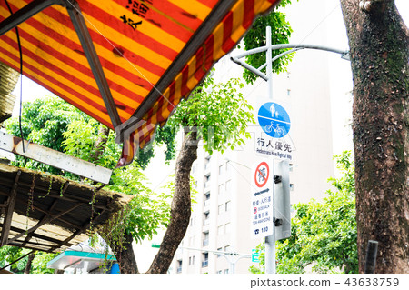 亞洲中國台灣台北街道號誌交通路標行人法律 43638759