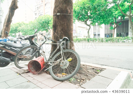 亞洲中國台灣台北街道號誌交通路標行人法律自行車單車腳踏車 亞洲中國台灣台北街道號誌交通路標行人法律自行車單車腳踏車 43639011