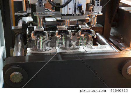 The  preform shape in the blowing mold  43640813