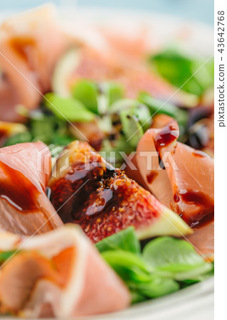Tasty autumn salad with figs and ham 43642768