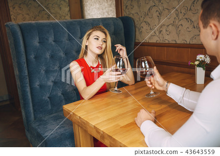 couple in restaurant 43643559