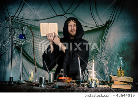 The medieval scientist indicates the text The medieval scientist indicates the text 43644019
