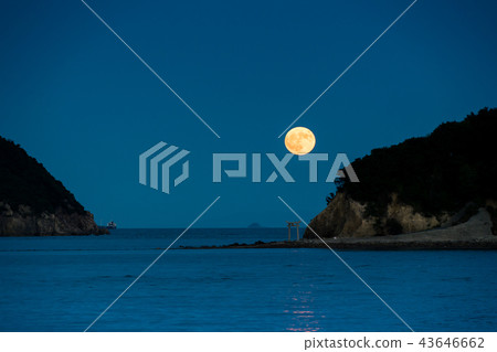 Landscape image of a full moon rising from the Torii of the Seto Inland Sea 43646662