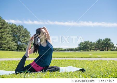 Young Japanese woman doing yoga in the park 43647107
