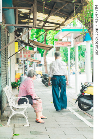 亞洲中國台灣奶奶外婆老人老女人一個人背影孤單孤獨鄉村信義區台北悠閒巷口人像 43647794