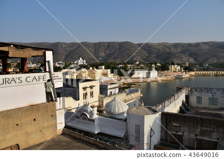 修理Pushkar都市風景和Pushkar湖咖啡館大廈的印度印度聖地印地安人 修理Pushkar都市風景和Pushkar湖咖啡館大廈的印度印度聖地印地安人 43649016