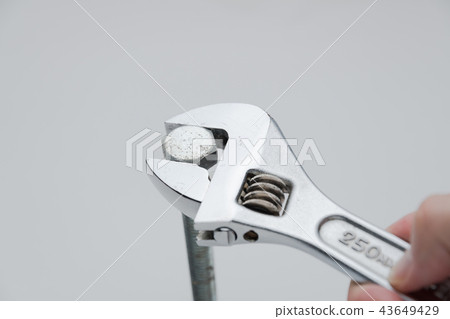 用一把活動扳手擰緊螺栓 43649429