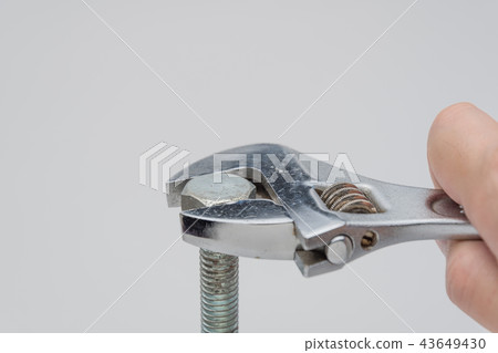 Tighten the bolt with a monkey wrench 43649430