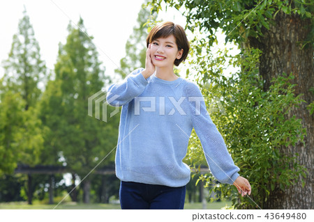 年輕的女士 年輕的女士 43649480