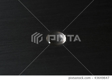 Simple water droplet image / black background 43649647