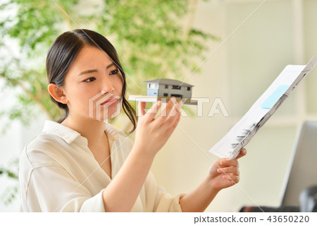 嚴重看房子的模型的婦女創造性的辦公室 43650220
