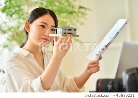 嚴重看房子的模型的婦女創造性的辦公室 43650221