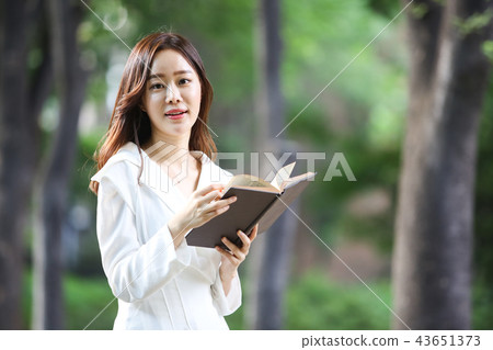 亞洲年輕韓國女人，美容面部表情，閱讀，秋天，書，閱讀，純度，漂亮 43651373